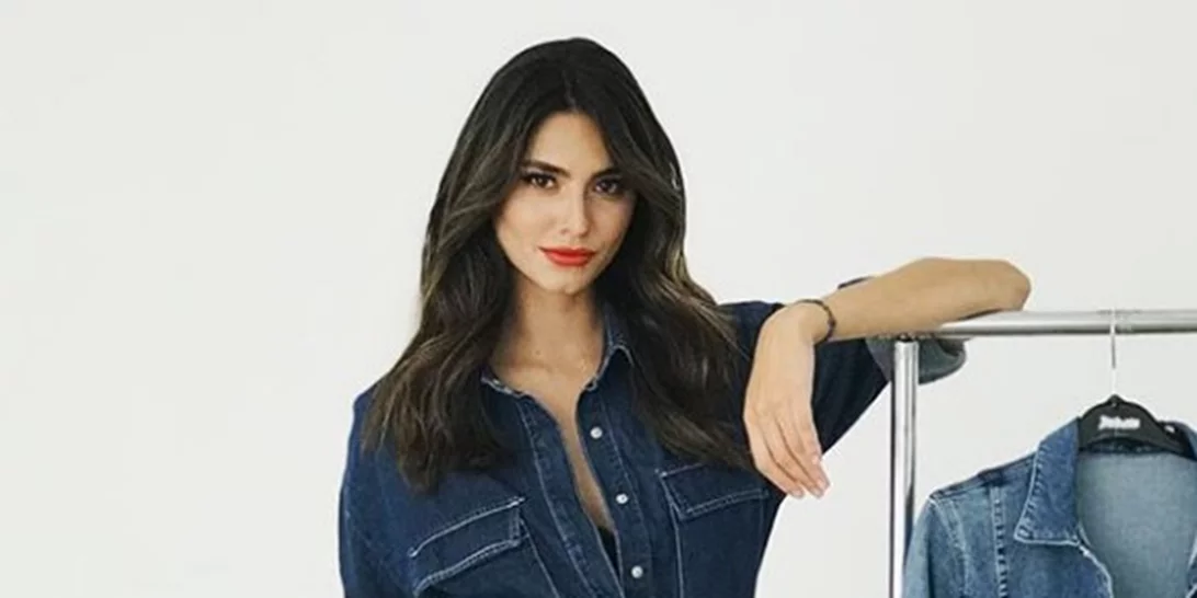 Βρήκαμε τη φανταστική τζιν, ολόσωμη φόρμα της Ηλιάνας Παπαγεωργίου