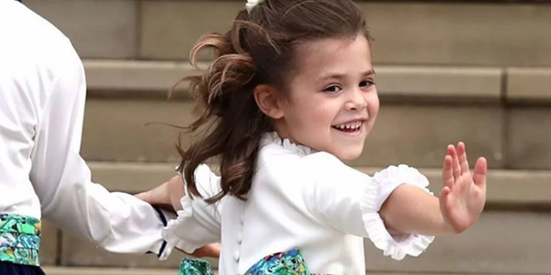 Η κόρη του Robbie Williams έκανε την πρώτη της δημόσια εμφάνιση στον γάμο της πριγκίπισσας Ευγενίας