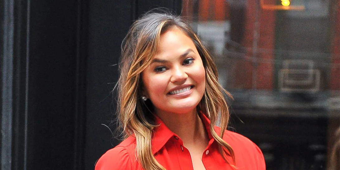 Chrissy Teigen | Δες πώς συνδύασε την καρό φούστα