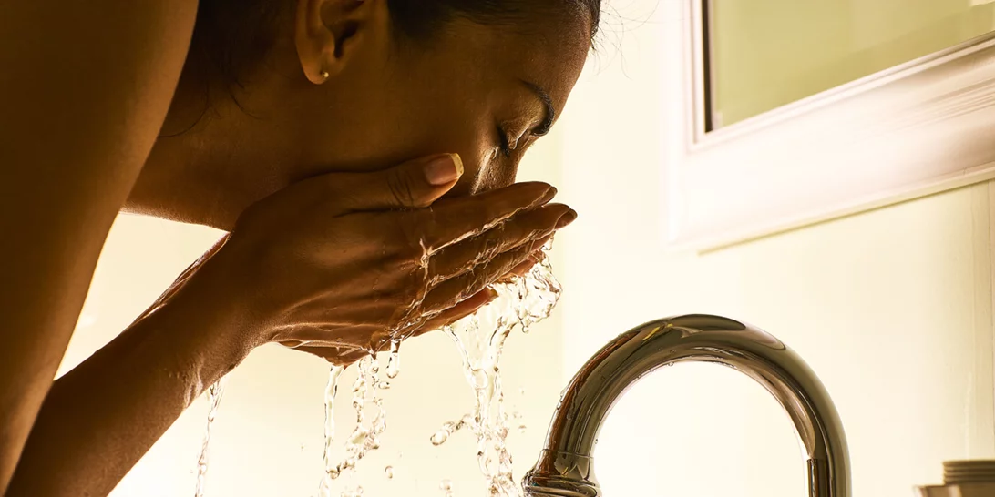 Είναι νερό και όμως καθαρίζει άψογα την επιδερμίδα... Τι το κάνει τόσο ξεχωριστό;