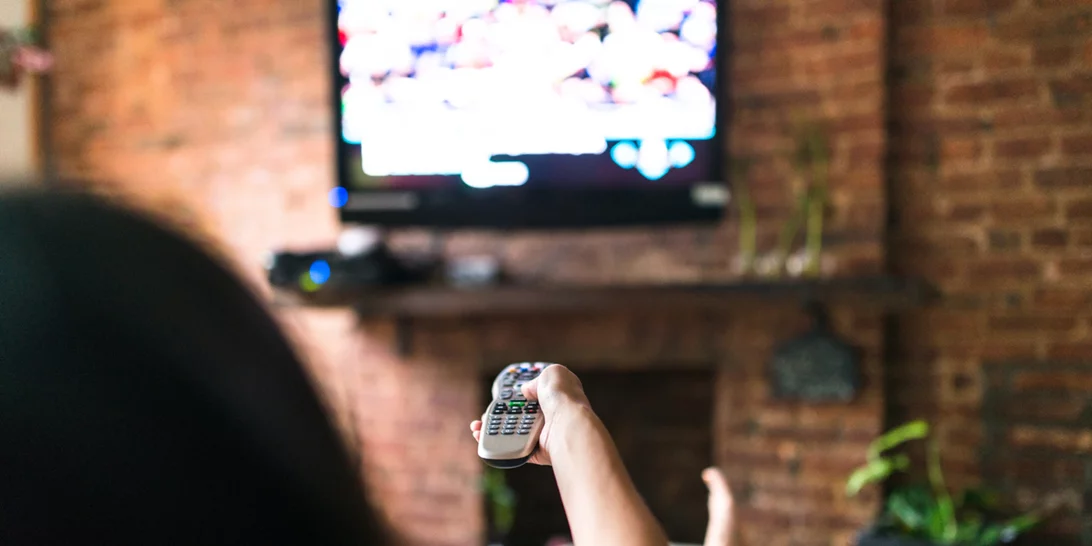 Μήπως έχεις εθιστεί στο να... βλέπεις σειρές; Έτσι ονομάζεται και επίσημα αυτή η νέα εξάρτηση!