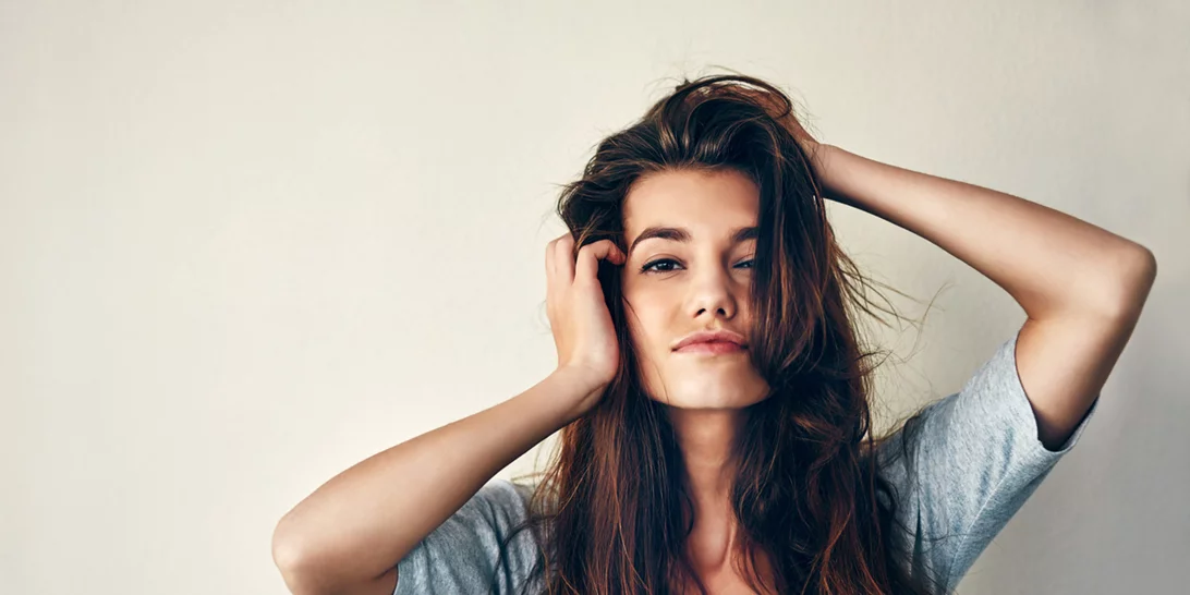 Το πιο κακό DIY που έχουμε δει εδώ και καιρό: Δες πώς φτιάχνει μία κοπέλα πινέλο για μακιγιάζ