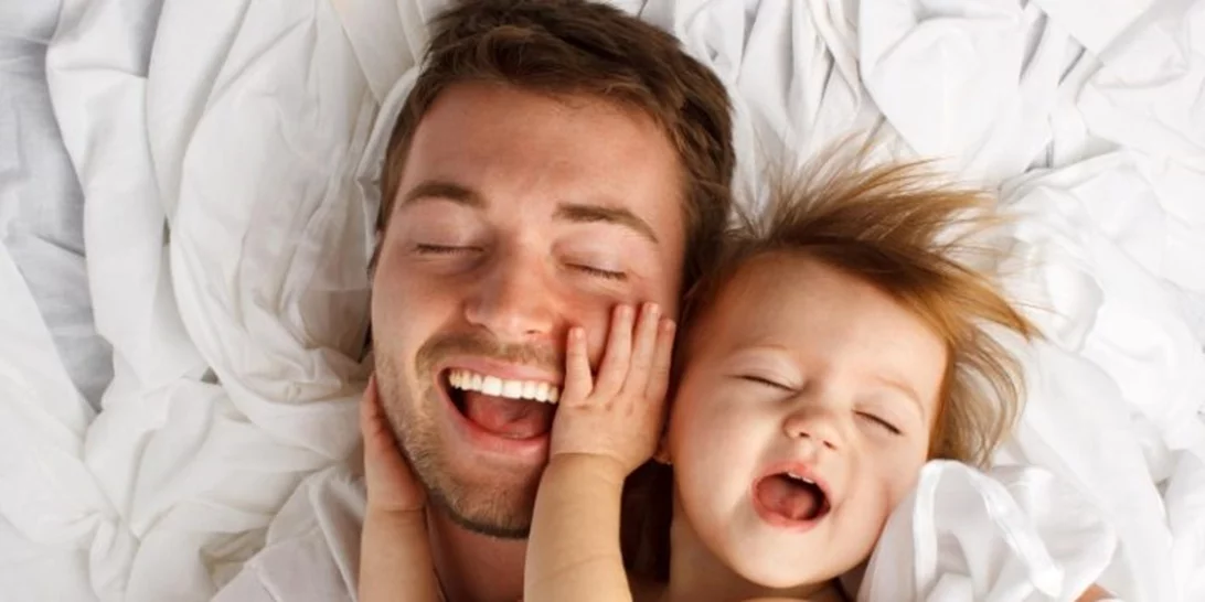 Οι μπαμπάδες ασχολούνται με τα παιδιά 3 φορές περισσότερο από τους δικούς τους μπαμπάδες