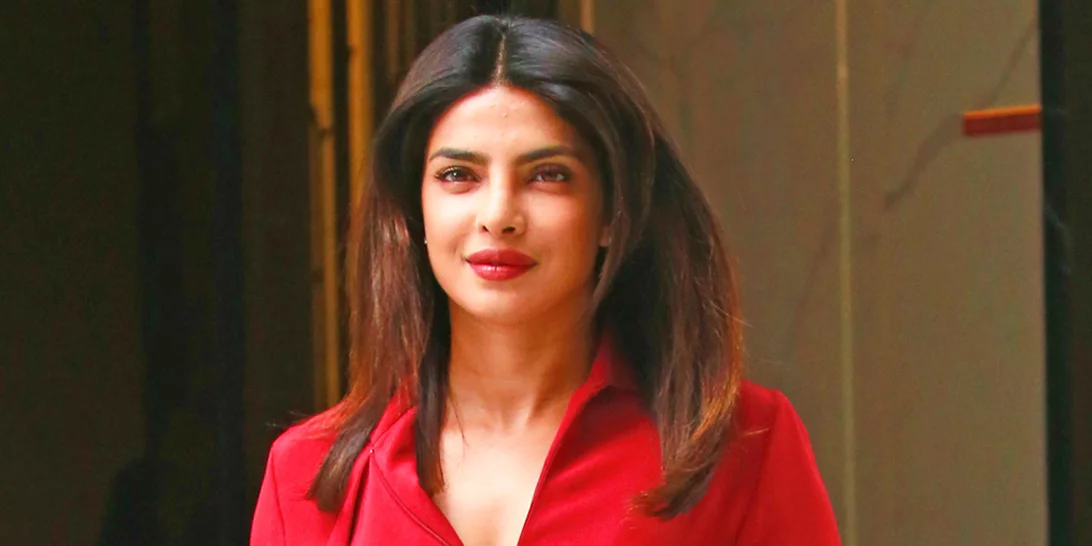 Priyanka Chopra | Δες πόσο ωραία συνδύασε το σουέντ φόρεμα