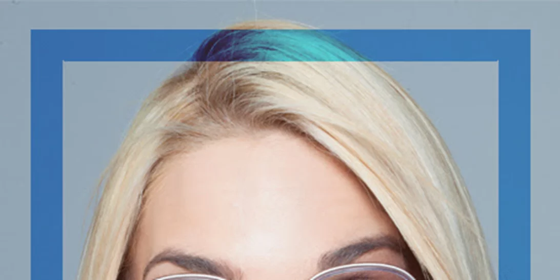 Μαντώ Γαστεράτου | Φωτογραφίζεται με τα γυαλιά οράσεως που λατρέψαμε