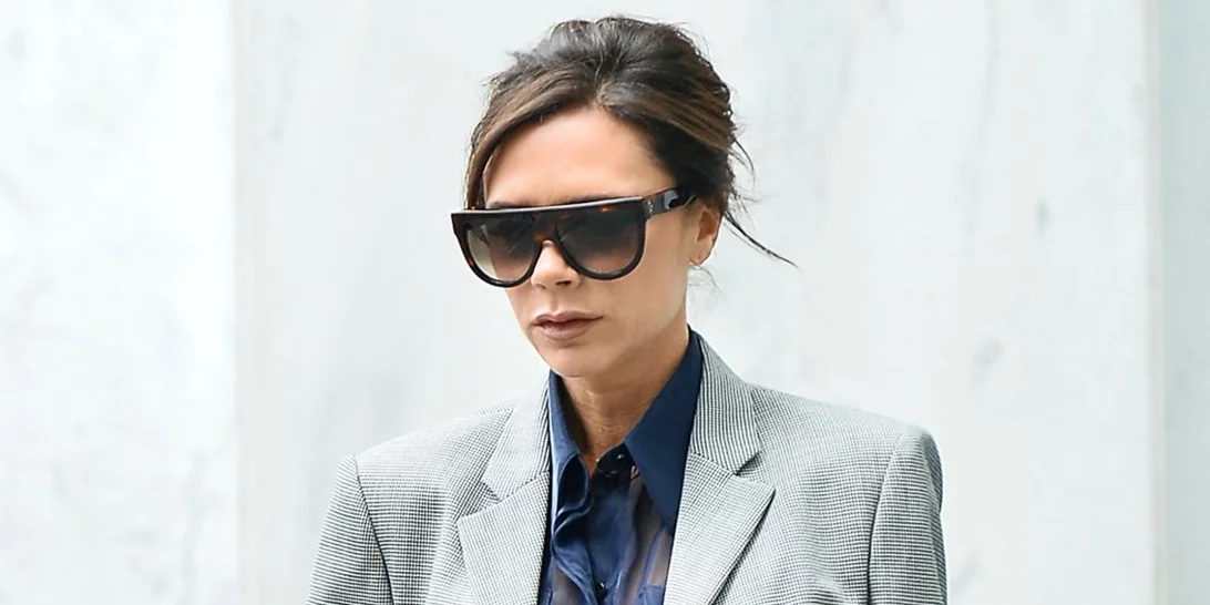 Victoria Beckham | Συνδυάζει ζιβάγκο με φούστα και αυτό είναι το καλύτερο outfit που θα δεις σήμερα