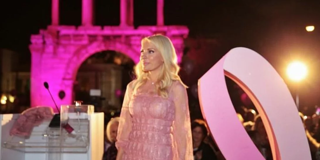 Ελένη Μενεγάκη | To Ολυμπίειο και η Πύλη του Αδριανού έγιναν ροζ!