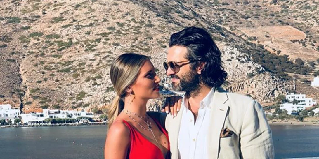 Η κουμπάρα της Αθηνάς Οικονομάκου έπρεπε να είχε φορέσει κάτι τελείως διαφορετικό