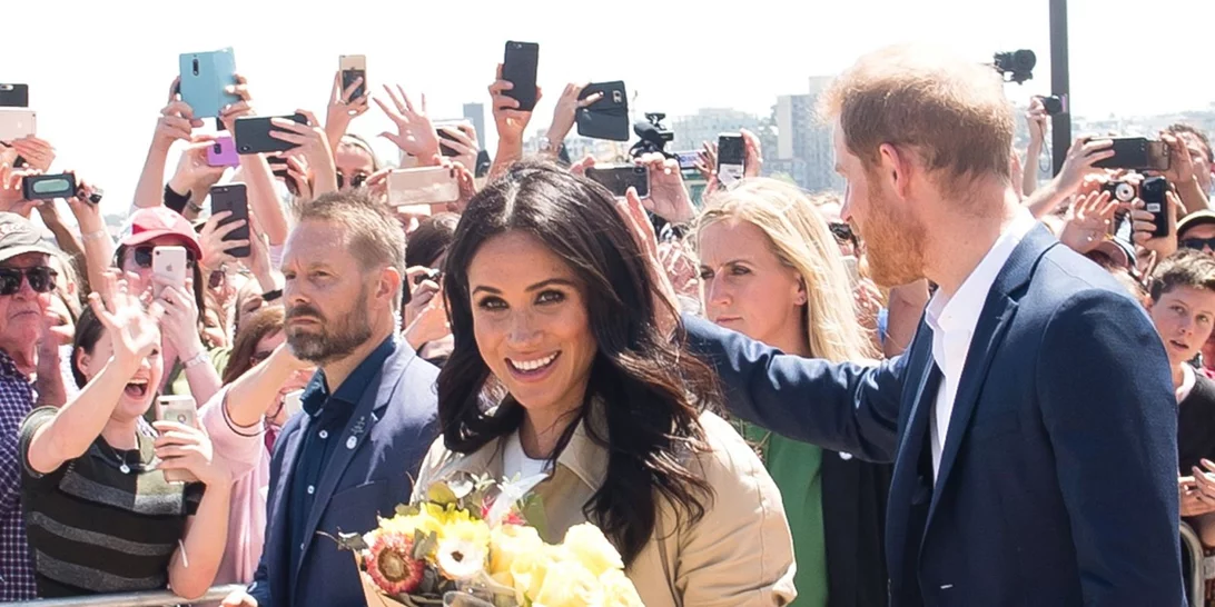 Πρίγκιπας Harry | H αστεία αντίδρασή του όταν κάποιος πρόσφερε λουλούδια στην Meghan