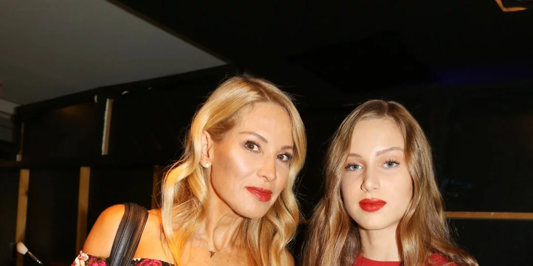 Αννίτα Ναθαναήλ | Περπάτησε με την κόρη της στην πασαρέλα στην ελληνική εβδομάδα μόδας