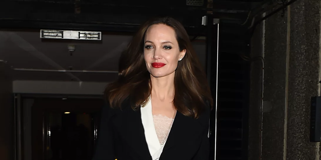 H Angelina Jolie με το πιο εύκολο και κλασικό χειμερινό look