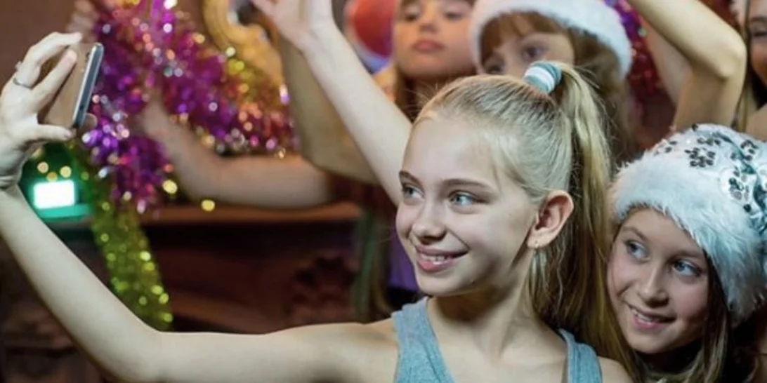 5 πράγματα που πρέπει να σκεφτείς πριν πάρεις δώρο κινητό στο παιδί σου