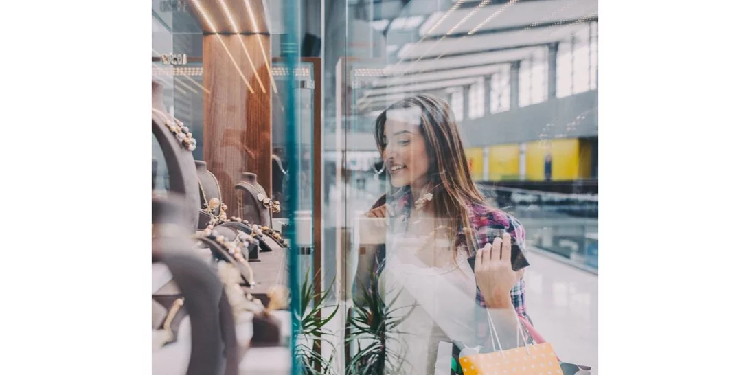 Γιατί τα καταστήματα παίζουν από τώρα χριστουγεννιάτικα τραγούδια;