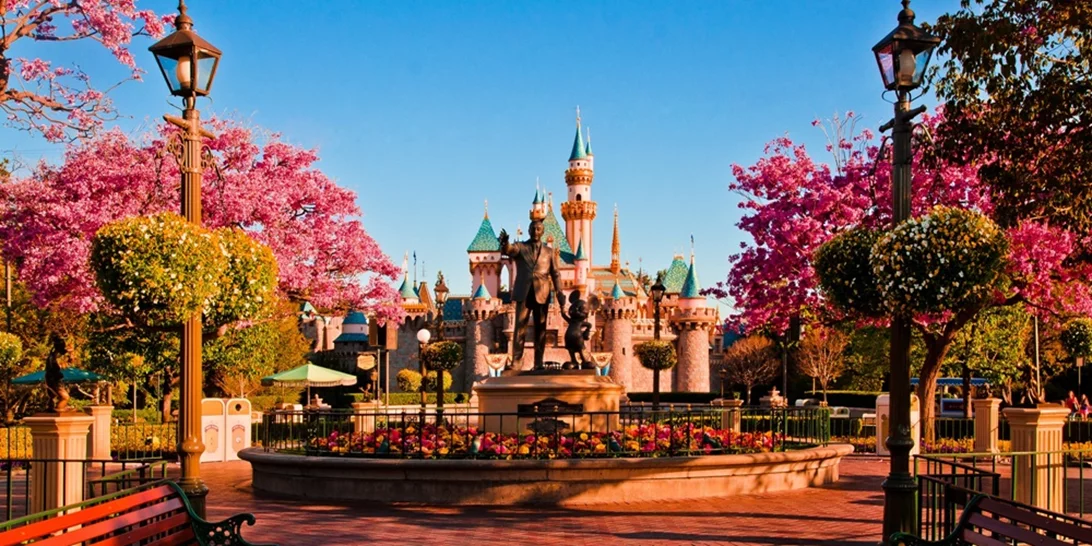 Η Disneyland «φόρεσε» τα γιορτινά της για τα Χριστούγεννα