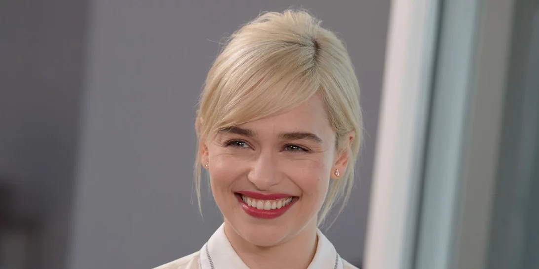 Πώς να χτενίσω τις αφέλειες και τη φράντζα; 7 τρόποι να στυλιζάρεις τις αφέλειες για να τις χαρείς