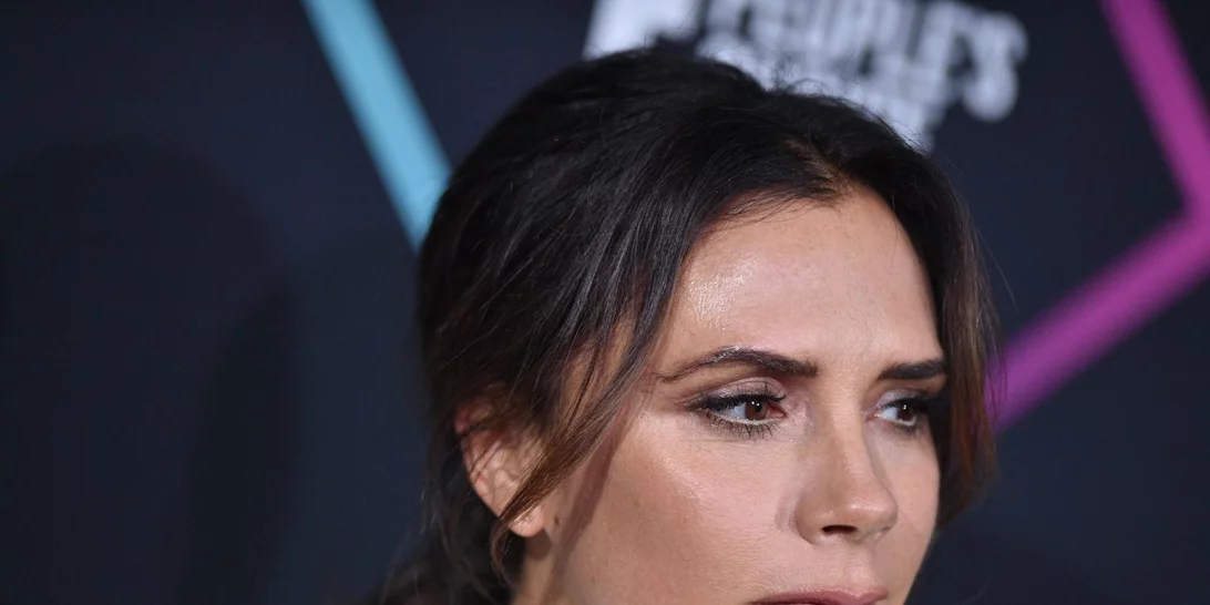 DON'T TRY THIS: Η Victoria Beckham κούρεψε τα μαλλιά της μέσα στο αυτοκίνητο! Εν κινήσει...