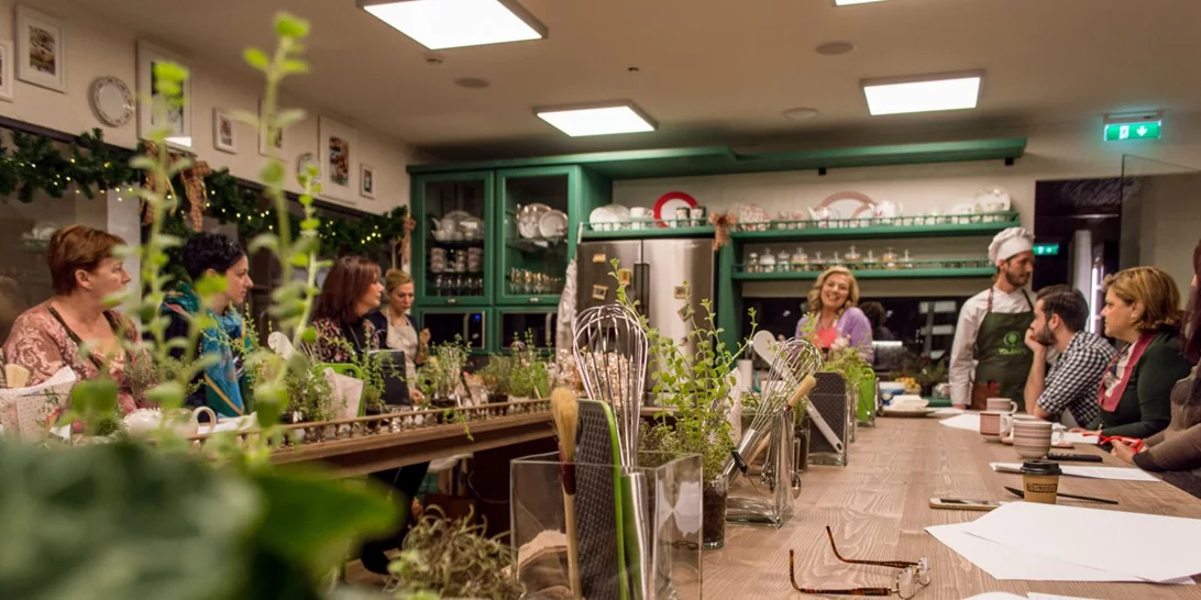 Στο Yoleni's Flagship store μπορείς να παρακολουθήσεις τα πιο ξεχωριστά μαθήματα μαγειρικής από την Ντίνα Νικολάου