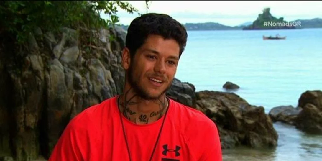 Nomads: Mike | Αποκάλυψε πως είναι υιοθετημένος