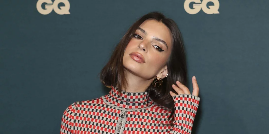 Το πιο πρόσφατο σύνολο της Emily Ratajkowski μας μπέρδεψε αρκετά