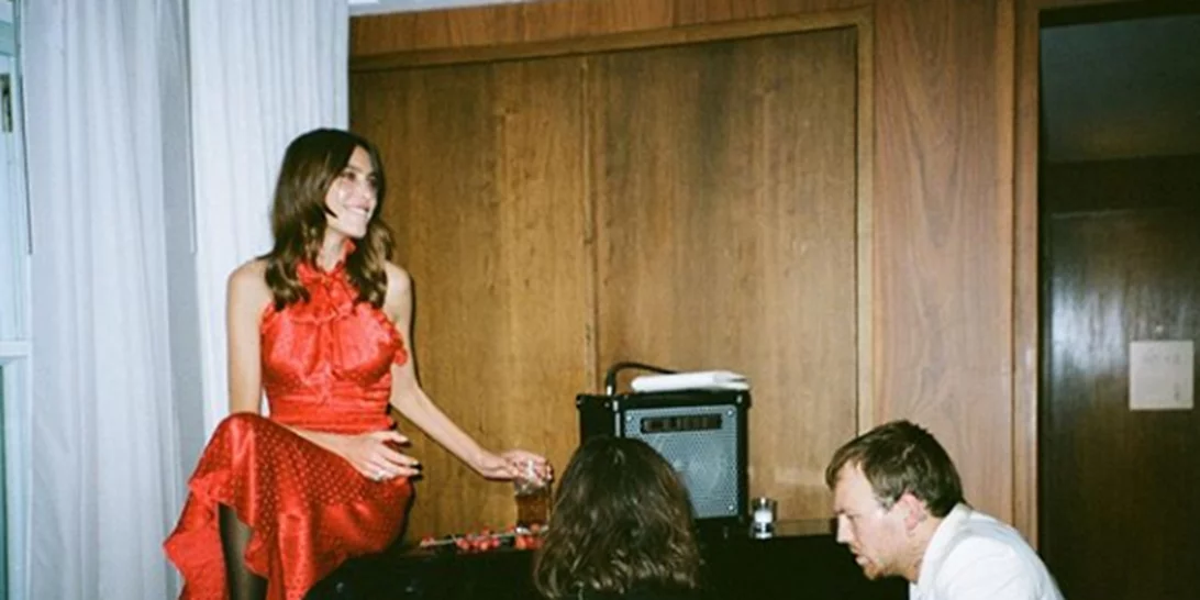 Alexa Chung | Φόρεσε το πιο stylish κόκκινο φόρεμα των γιορτών