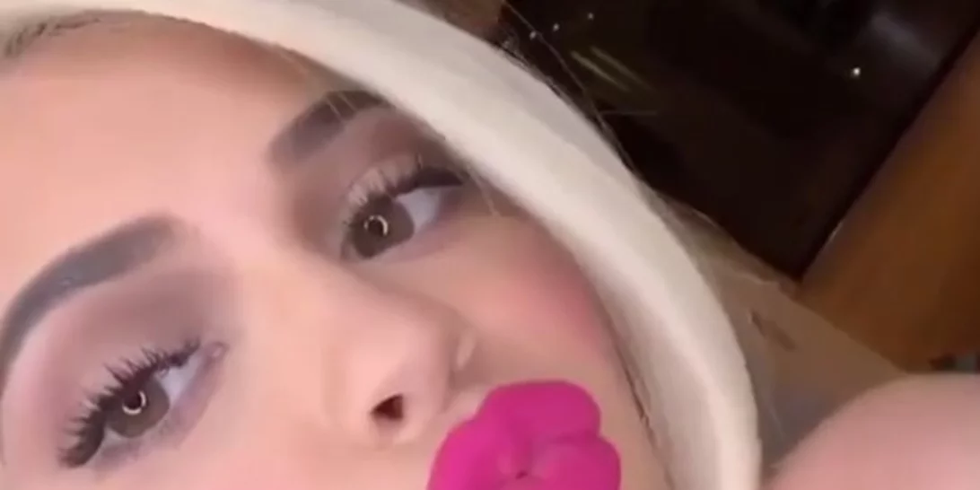 Η Kylie Jenner με ανανεωμένο πλατινέ καρέ κούρεμα παρουσιάζει την πιο τέλεια Xmas συλλογή καλλυντικών με την υπογραφή της