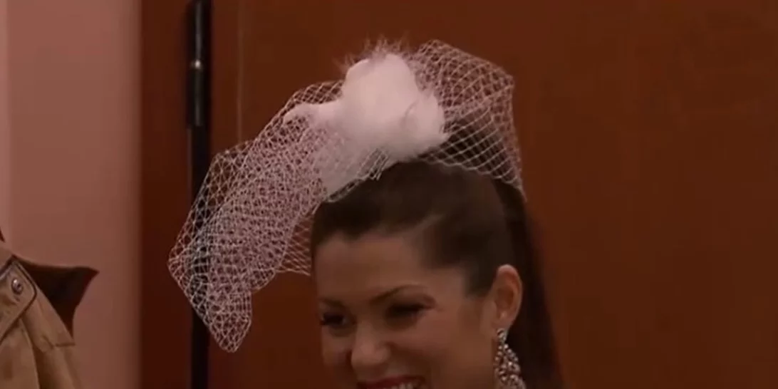 Κλέλια Ρένεση | Κι όμως έγινε το νέο «είδωλο» του Twitter