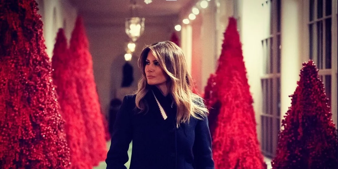 Melania Trump | Πώς σχολίασαν οι χρήστες του Twitter τα χριστουγεννιάτικα δέντρα της