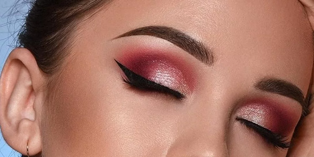 Πώς να κάνεις κι εσύ το τέλειο ροζ μακιγιάζ ματιών που βλέπουμε κυριολεκτικά παντού!