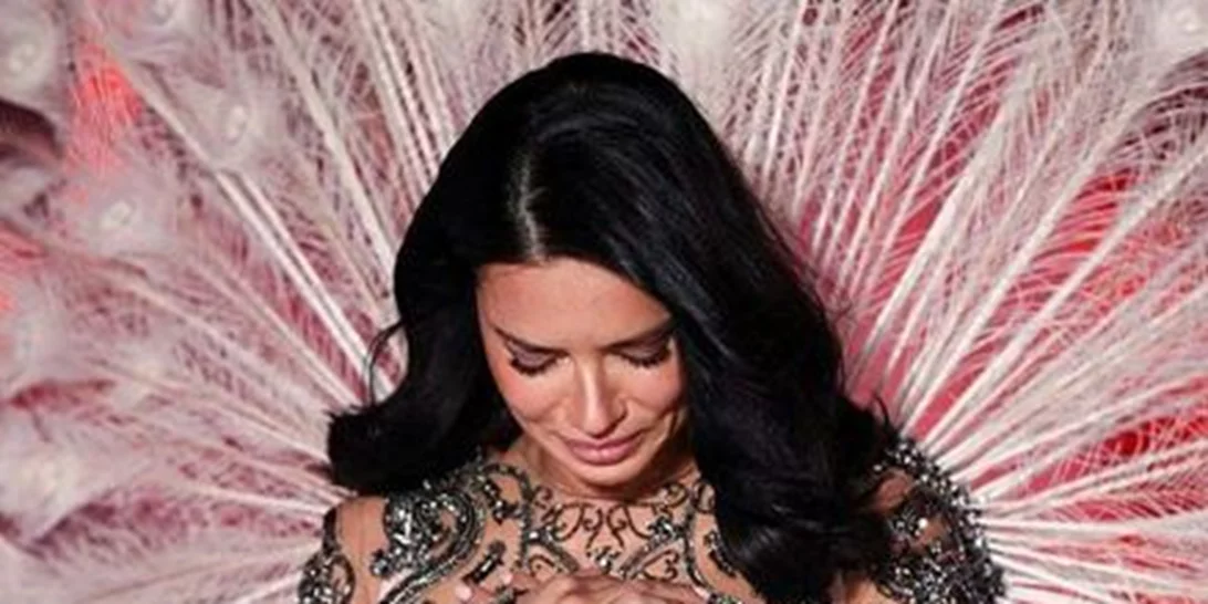 Adriana Lima: Τα δάκρυά της στο τελευταίο επικό catwalk της καριέρας της