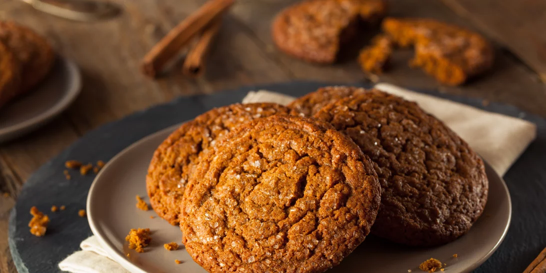 Η πιο γιορτινή συνταγή για μπισκότα με ginger και κανέλα