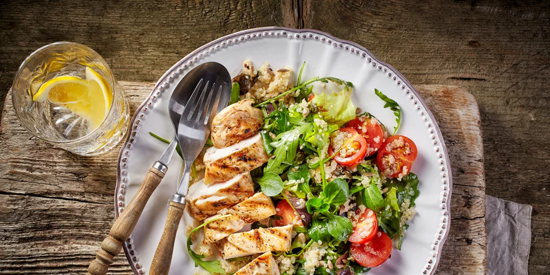 Σαλάτα με κοτόπουλο, κινόα, αβοκάντο | Η #1 συνταγή που τρώνε μοντέλα και αθλητές για πρωτεΐνη και καλά λιπαρά