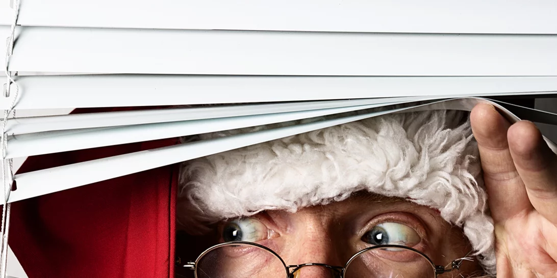 Ο Άγιος Βασίλης ετοιμάζεται | κάνει το απαραίτητο εμβόλιο και ψάχνει για τα ξωτικά του