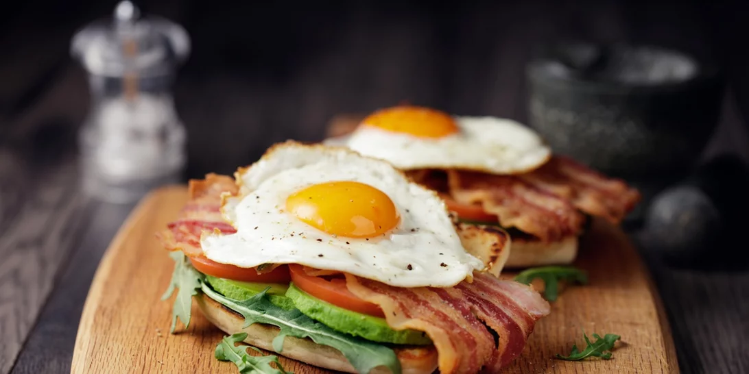 Δύο διάσημες συνταγές για να κάνεις τα καλύτερα αυγά μάτια που θα φας ποτέ