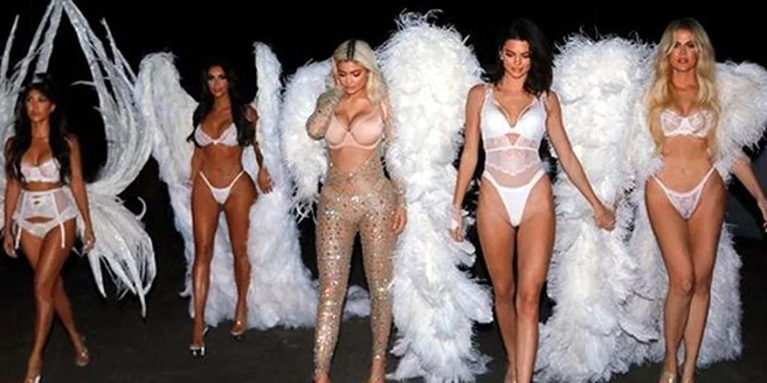 Οι αδελφές Kardashian ντύθηκαν αγγελάκια της Victoria's Secret