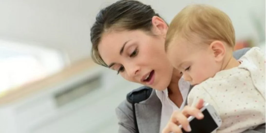 Mελέτη απενοχοποιεί τις μητέρες που αφήνουν το μωρό στη γιαγιά για να δουλέψουν