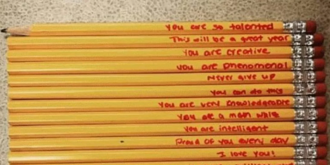 Μια μητέρα έγραψε στα μολύβια του γιου της φράσεις εμψύχωσης για να τονώσει την αυτοπεποίθησή του