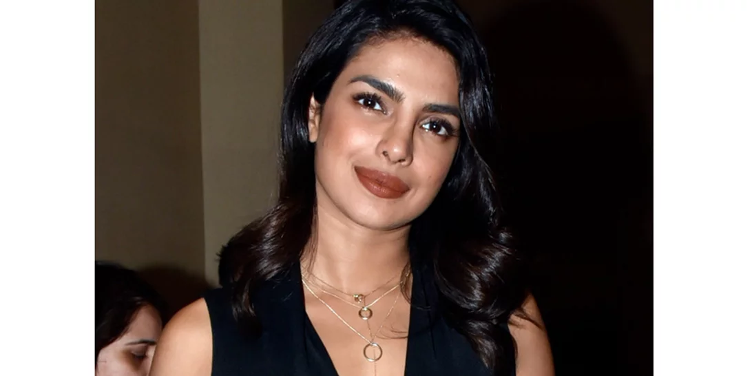 Priyanka Chopra | Δες πώς συνδύασε τη βελούδινη φούστα