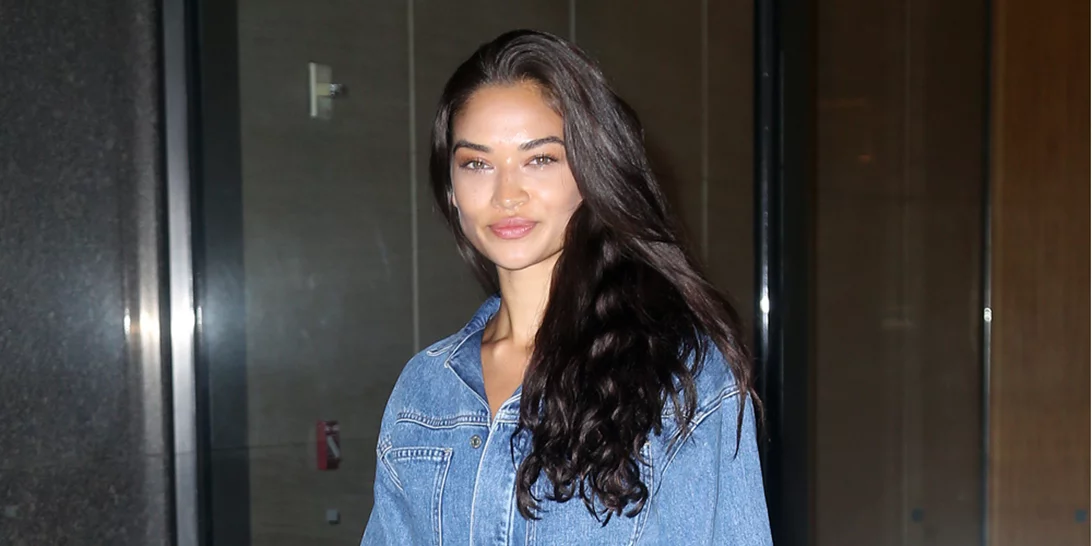 Δεν θα δεις ωραιότερο τρόπο να φορέσεις τη τζιν ολόσωμη φόρμα