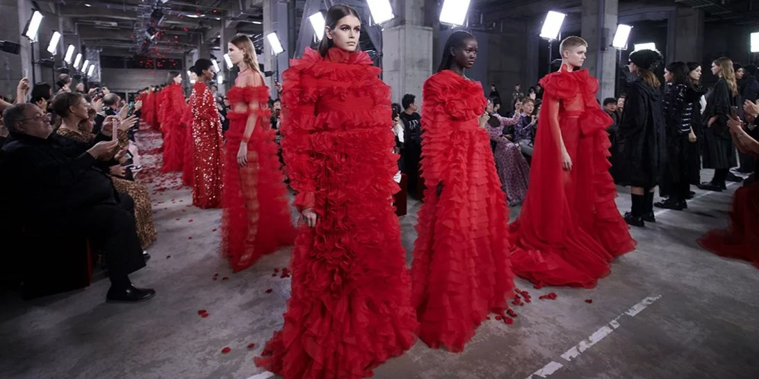 Valentino Pre-Fall 2019 | Tο εντυπωσιακό show στην Ιαπωνία
