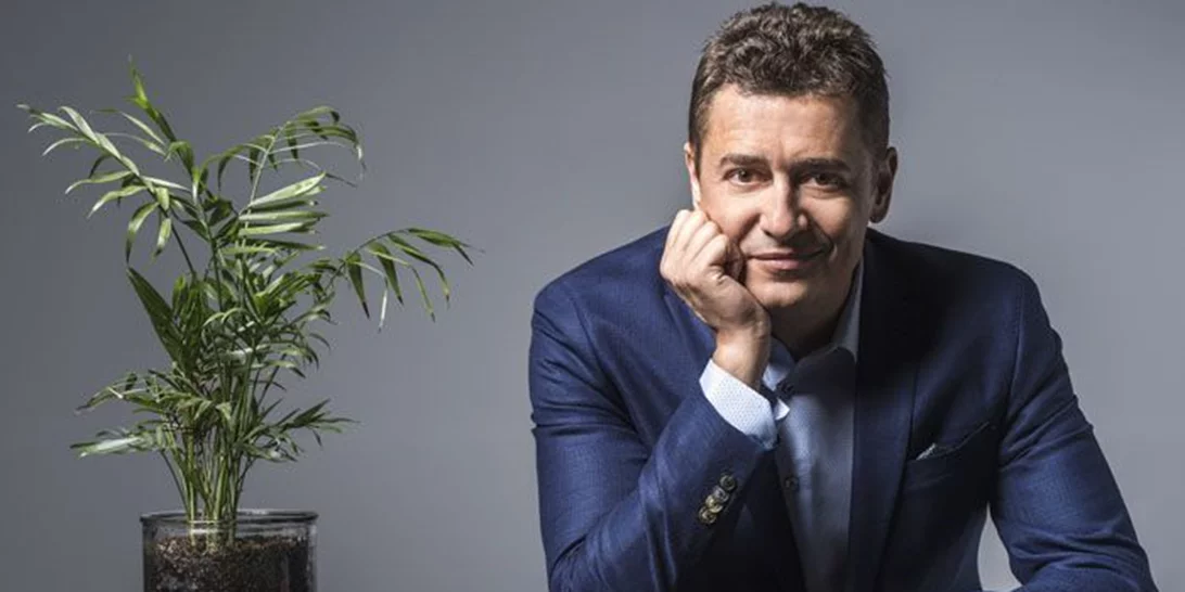 Αντώνης Σρόιτερ | Στολίζει το δέντρο κρατώντας αγκαλιά την κόρη του