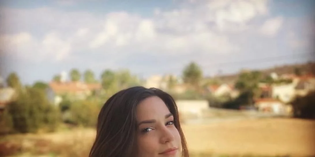 Κατερίνα Γερονικολού | Ποζάρει χωρίς ίχνος μακιγιάζ και με πιτζάμες στον καναπέ της