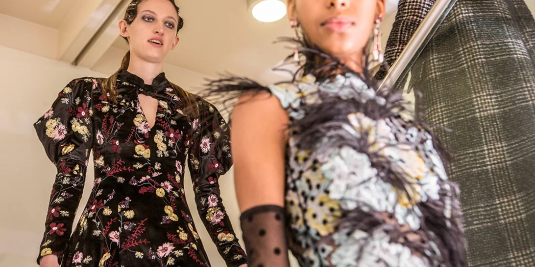 Τι να φορέσω σε επαγγελματικό δείπνο; Αυτό είναι το τέλειο outfit