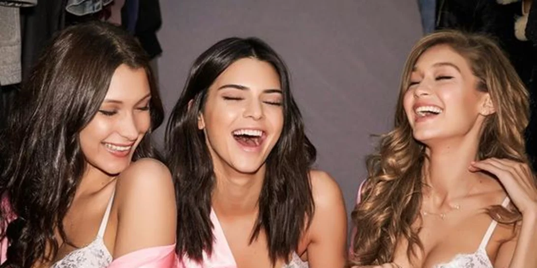 Όλα τα it models έχουν εμμονή με αυτά τα μποτάκια