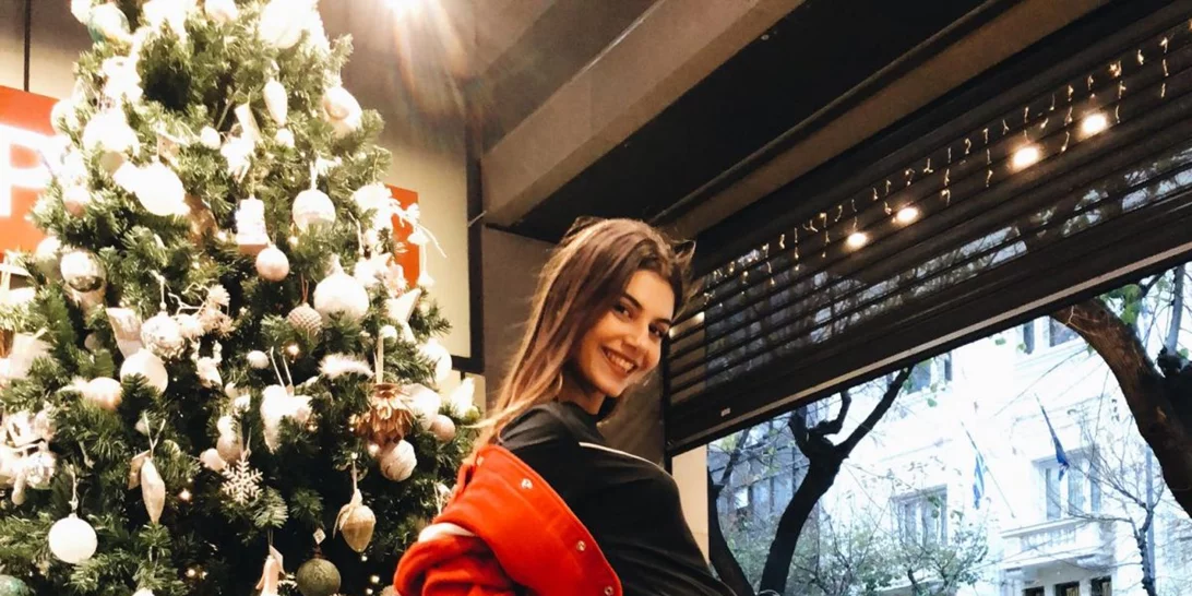 H Βίκυ Φωτιάδου βρήκε το τέλειο Wrangler outfit στα πολυκαταστήματα notos