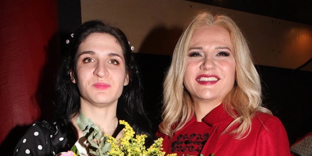 Μπέσυ Μάλφα | Η κόρη της έκανε το ντεμπούτο της στο θέατρο