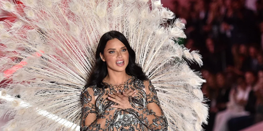 Adriana Lima | «Έριξε» το Twitter με την πασαρέλα της