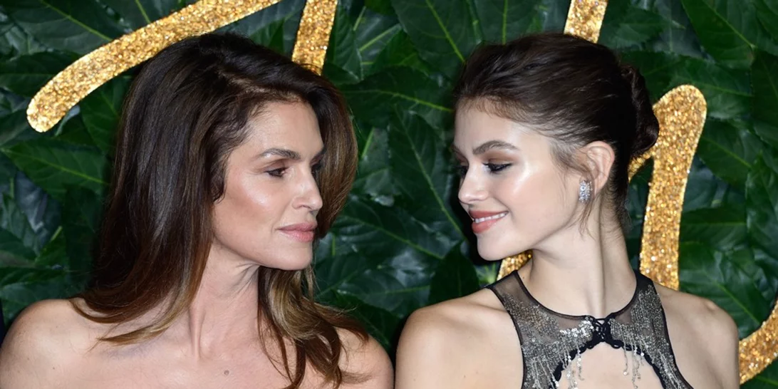 Kaia Gerber | Αντέγραψε το πιο iconic 90s look της Cindy Crawford
