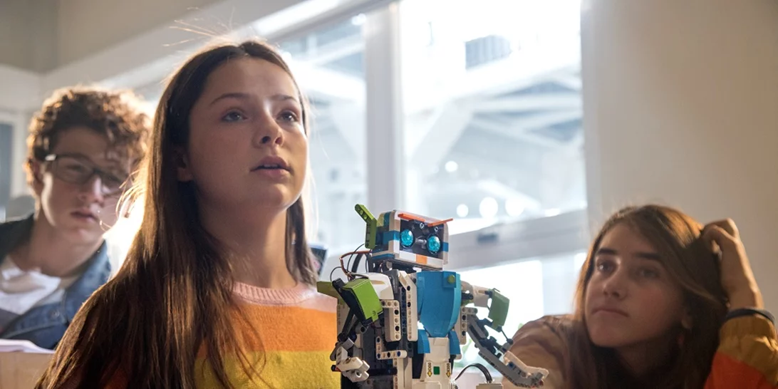 Τα κορίτσια δεν μπορούν να φτιάξουν ένα ρομπότ; Νομίζεις!