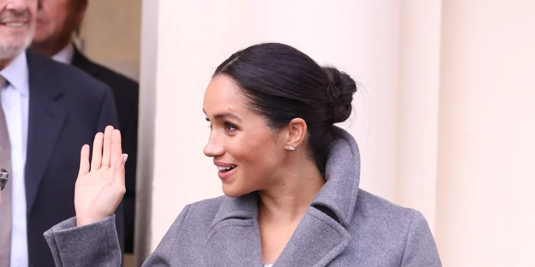 Meghan Markle | Με εφαρμοστό, φλοράλ φόρεμα που τονίζει την εγκυμοσύνη της