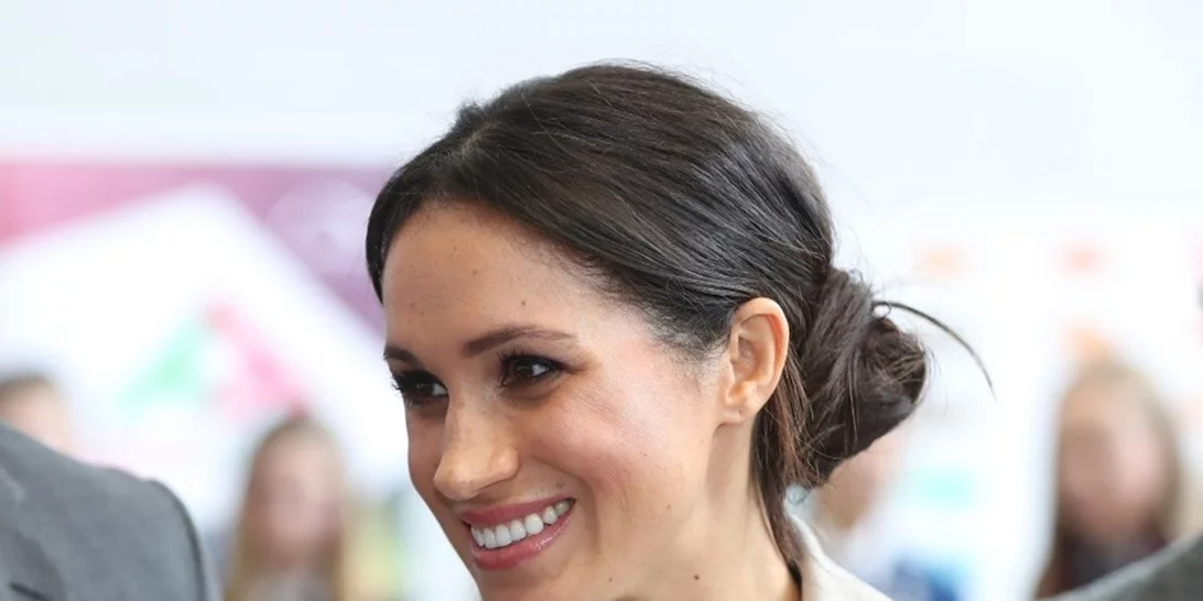 Δεν θα πιστεύεις πόσο οικονομικό είναι το φόρεμα που φόρεσε η Meghan Markle